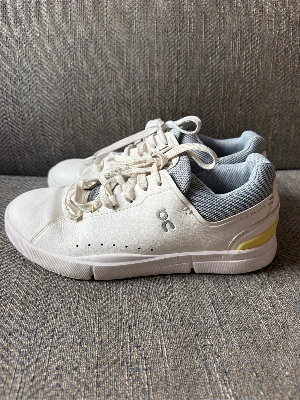 On Clouds THE ROGER Advantage Women’s Tennis Sneaker Size: 9
